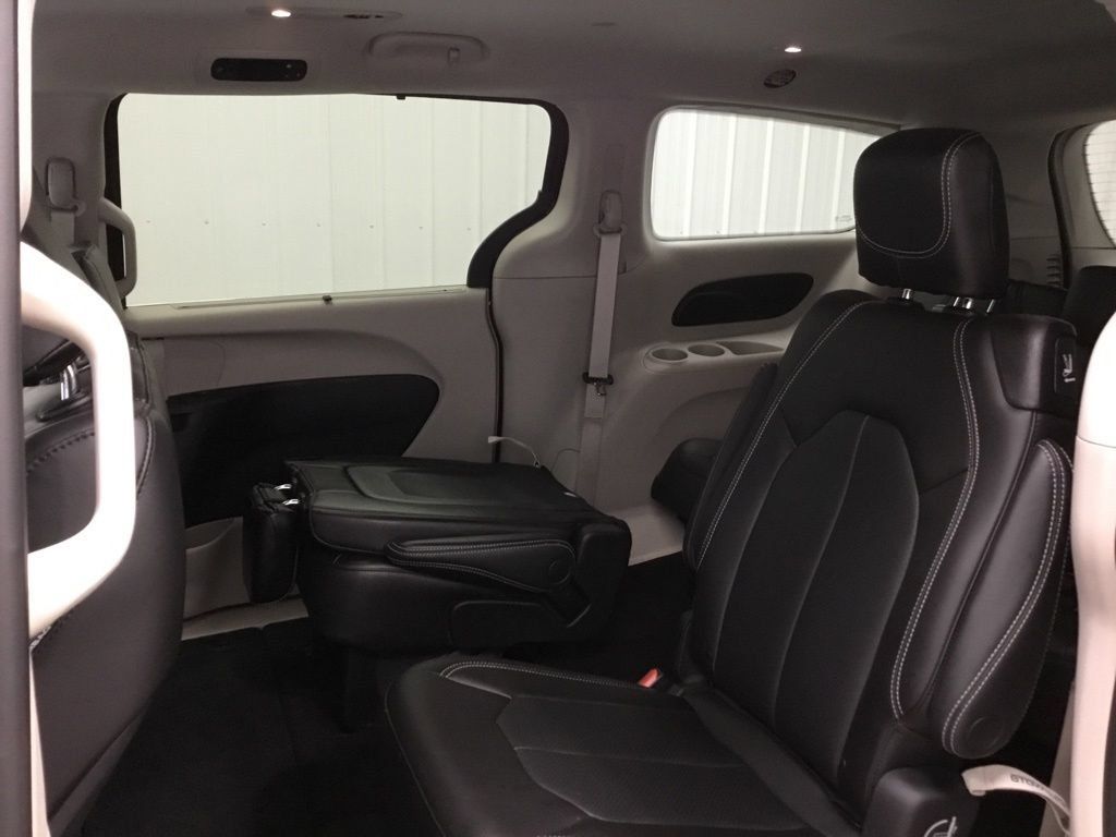 Used 2023 Chrysler Pacifica Touring-L AWD/4WD image 31