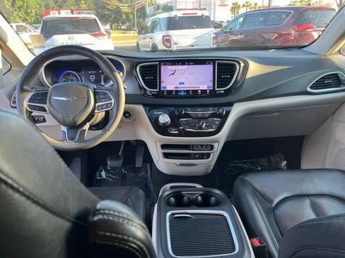 Used 2022 Chrysler Pacifica Touring-L FWD image 18