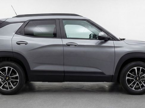 Used 2025 Chevrolet TrailBlazer LT w/ Driver Confidence Package image 11