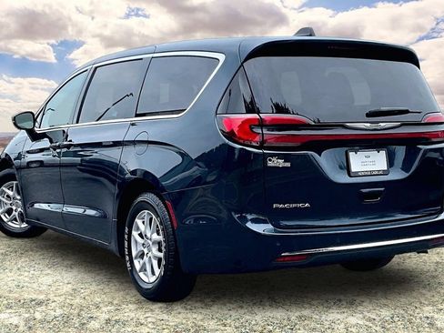 Used 2024 Chrysler Pacifica Touring-L FWD image 4