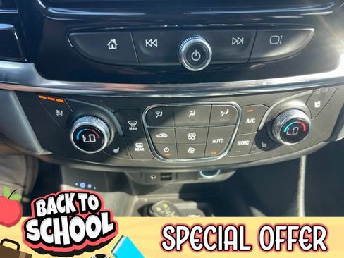 Used 2021 Chevrolet Traverse Premier FWD image 21