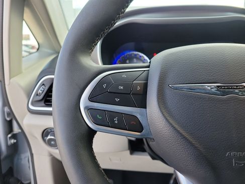 Used 2024 Chrysler Pacifica Touring-L image 22