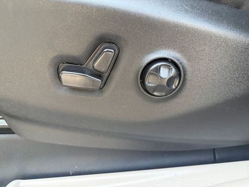 Used 2023 Chrysler Voyager LX image 12