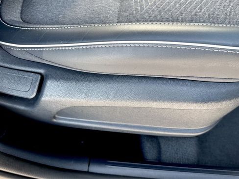 Used 2022 Hyundai Venue Limited image 44