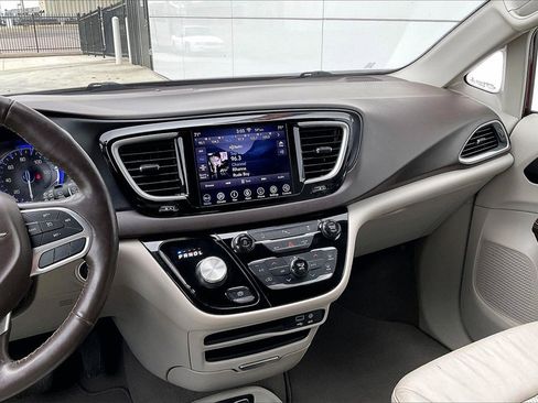 Used 2020 Chrysler Pacifica Touring-L w/ Premium Audio Group image 6