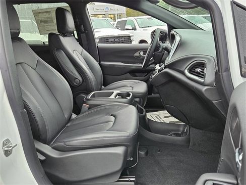 New 2026 Chrysler Pacifica Select image 17