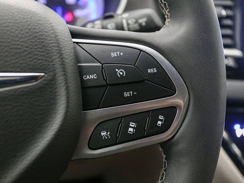 Used 2024 Chrysler Pacifica Touring-L FWD image 34