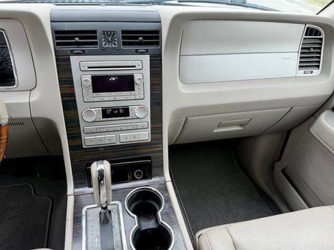 Used 2007 Lincoln Navigator Ultimate image 14