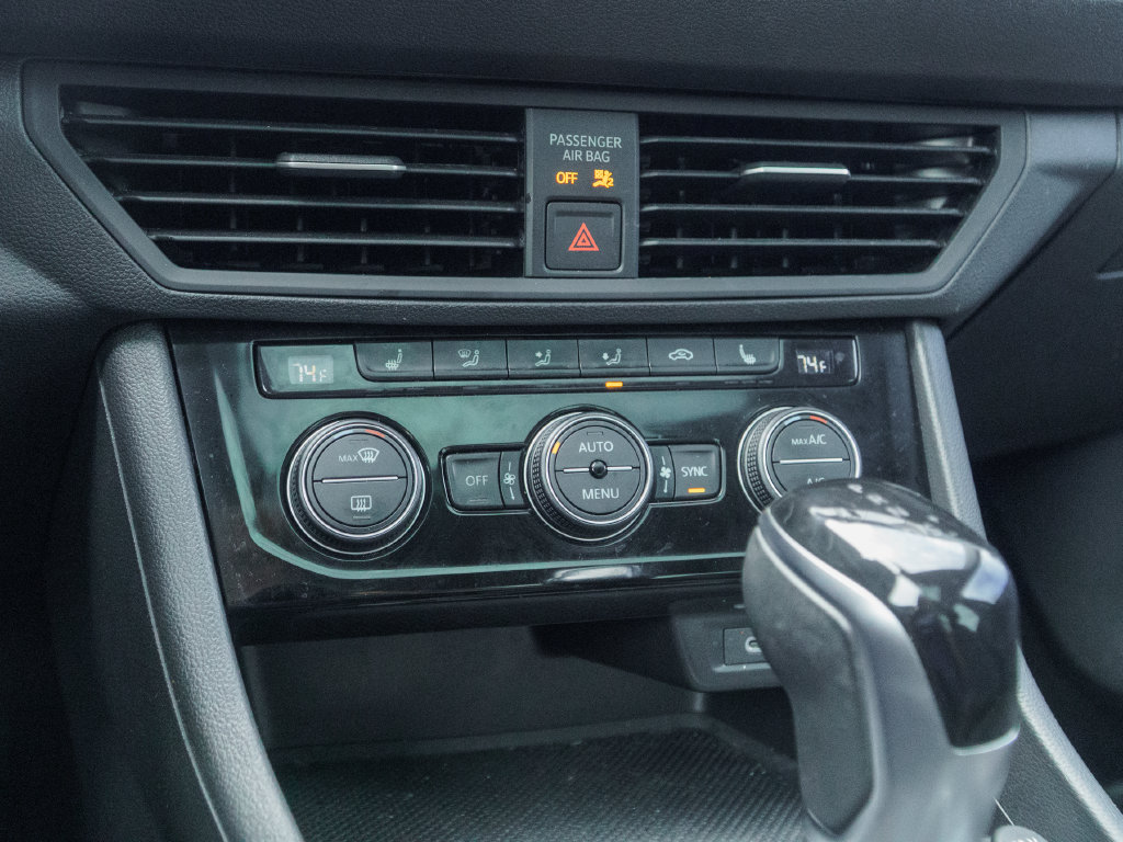 Used 2024 Volkswagen Jetta SE w/ Panoramic Sunroof Package FWD image 26