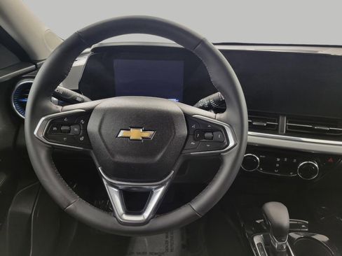 Used 2025 Chevrolet Trax LT w/ LT Convenience Package image 6