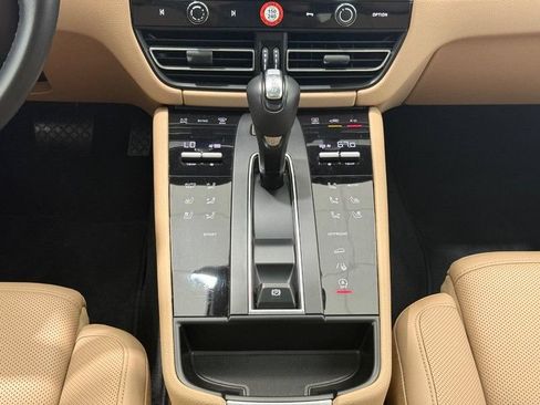 Certified 2025 Porsche Macan AWD/4WD image 16