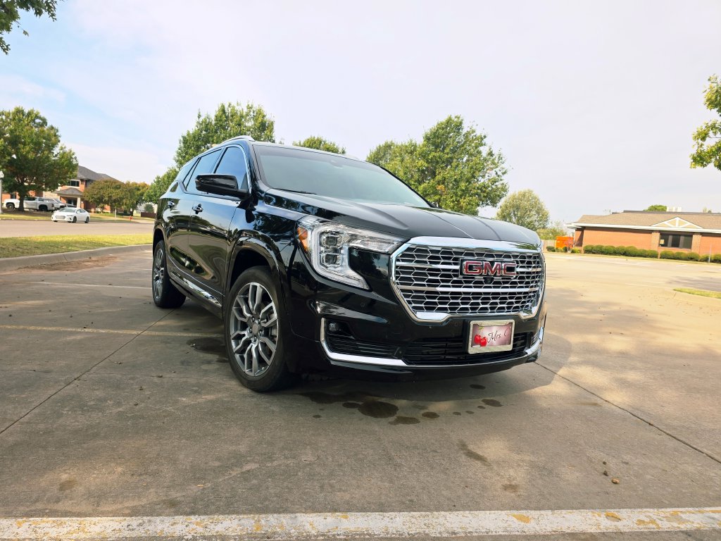 Used 2024 GMC Terrain Denali w/ Denali Premium Package AWD/4WD image 5