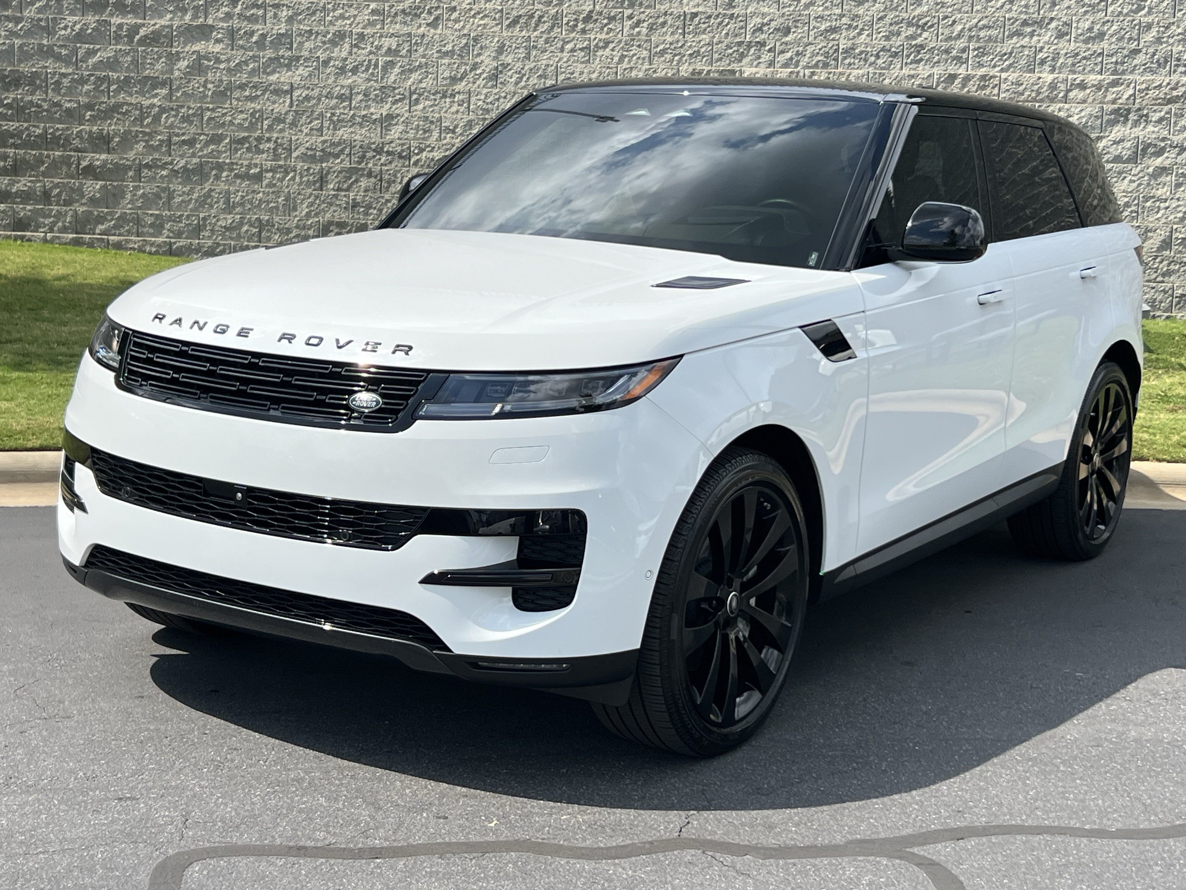 Used 2025 Land Rover Range Rover Sport SE AWD/4WD image 2