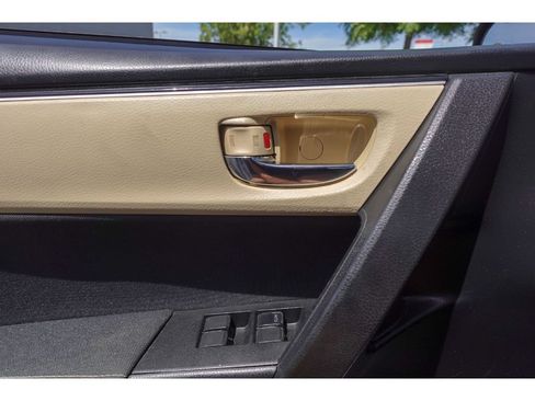 Used 2018 Toyota Corolla LE FWD image 12