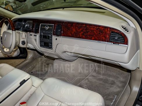 Used 2010 Lincoln Town Car Signature Limited image 73