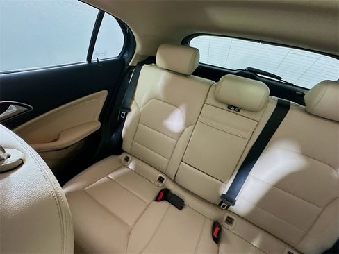 Used 2019 Mercedes-Benz GLA 250 4MATIC w/ Premium Package image 12