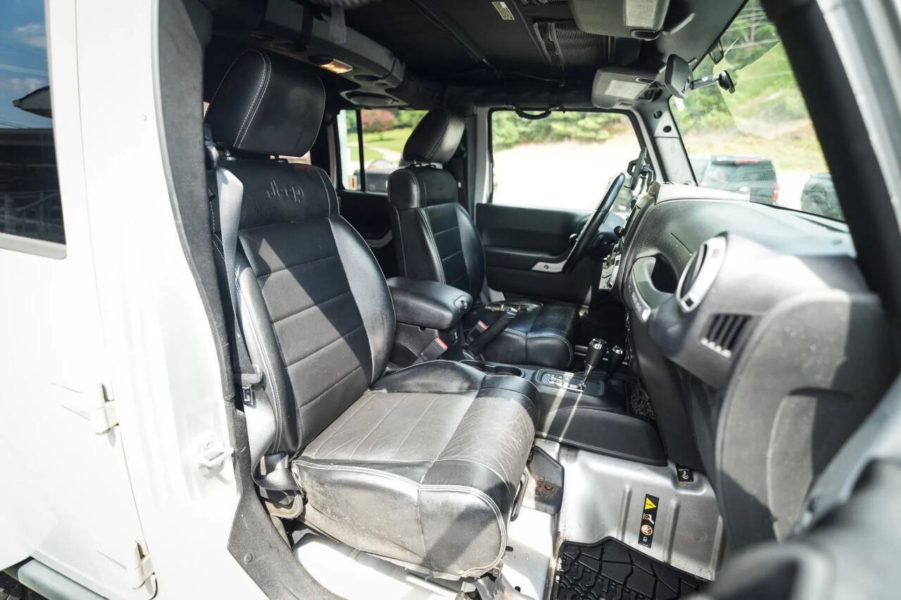 Used 2012 Jeep Wrangler Unlimited Rubicon w/ Dual Top Group AWD/4WD image 65