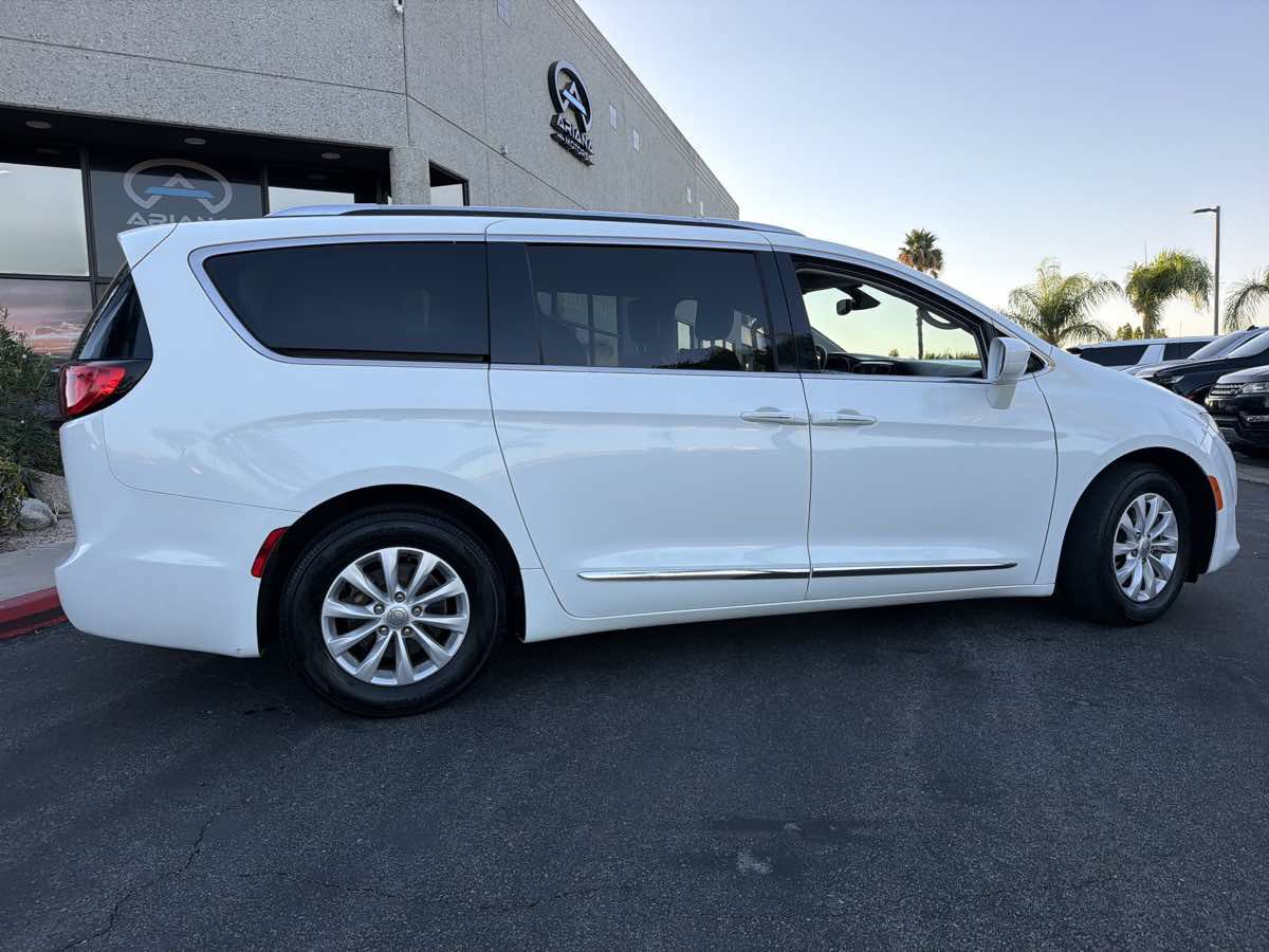 Used 2019 Chrysler Pacifica Touring-L FWD image 12