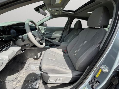 Used 2022 Hyundai Elantra SEL w/ Convenience + Premium Package FWD image 2