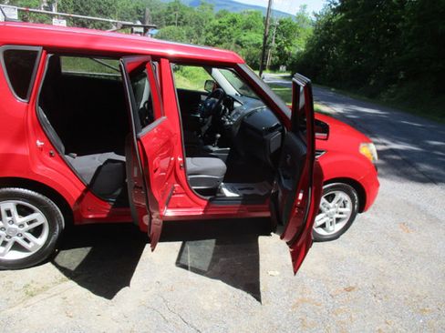 Used 2010 Kia Soul + w/ Audio Pkg FWD image 13
