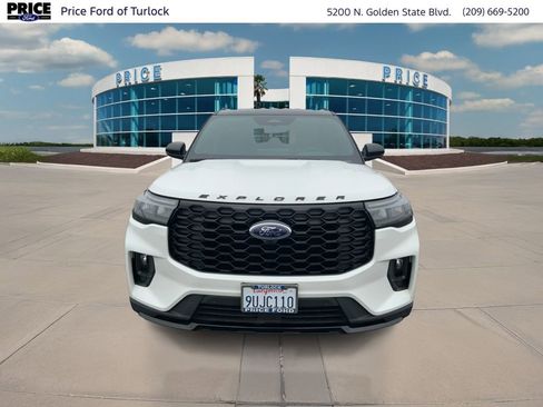Used 2025 Ford Explorer ST-Line w/ ST-Line Street Pack image 2