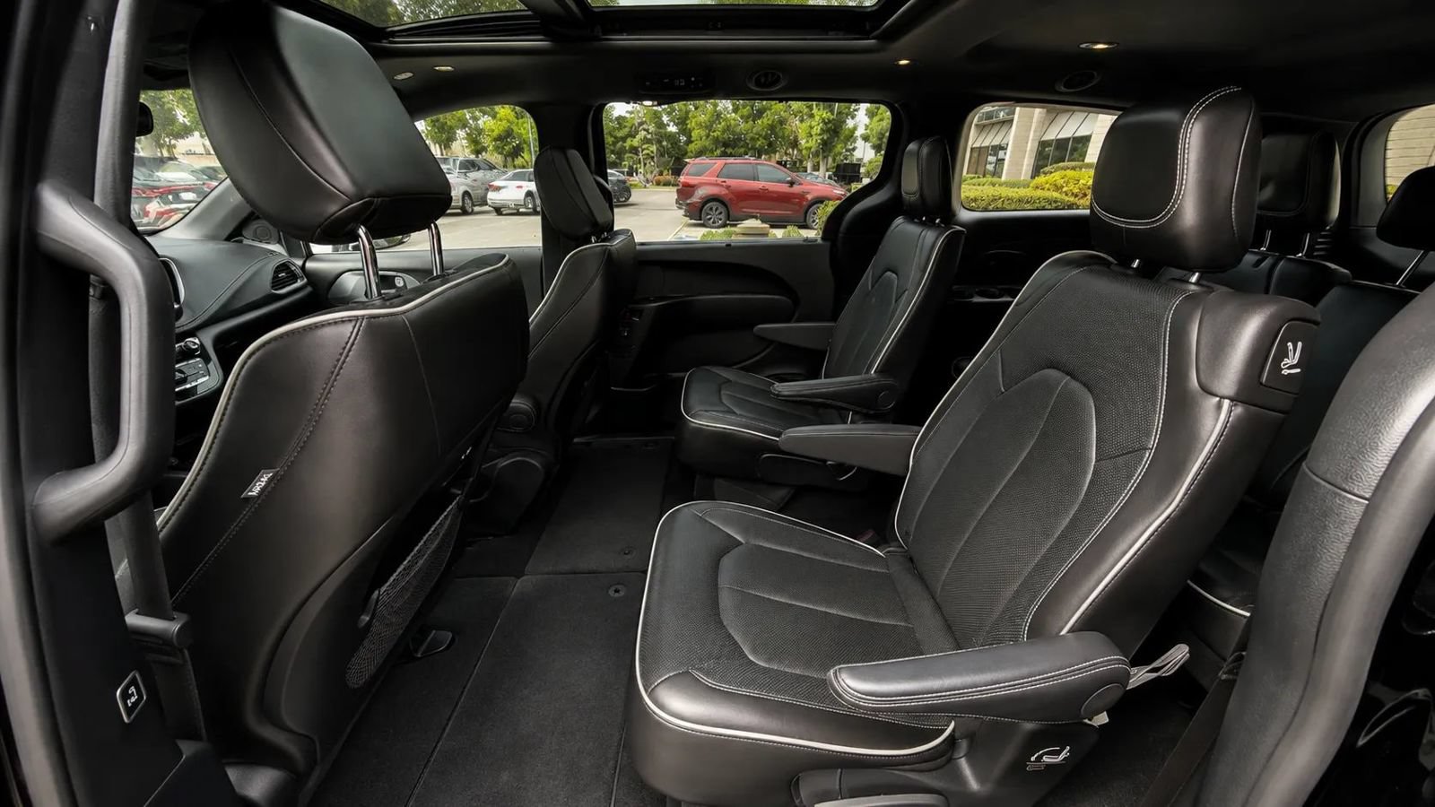 Used 2026 Chrysler Pacifica Limited FWD image 16