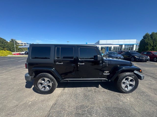 Used 2016 Jeep Wrangler Unlimited Sahara w/ Connectivity Group AWD/4WD image 15