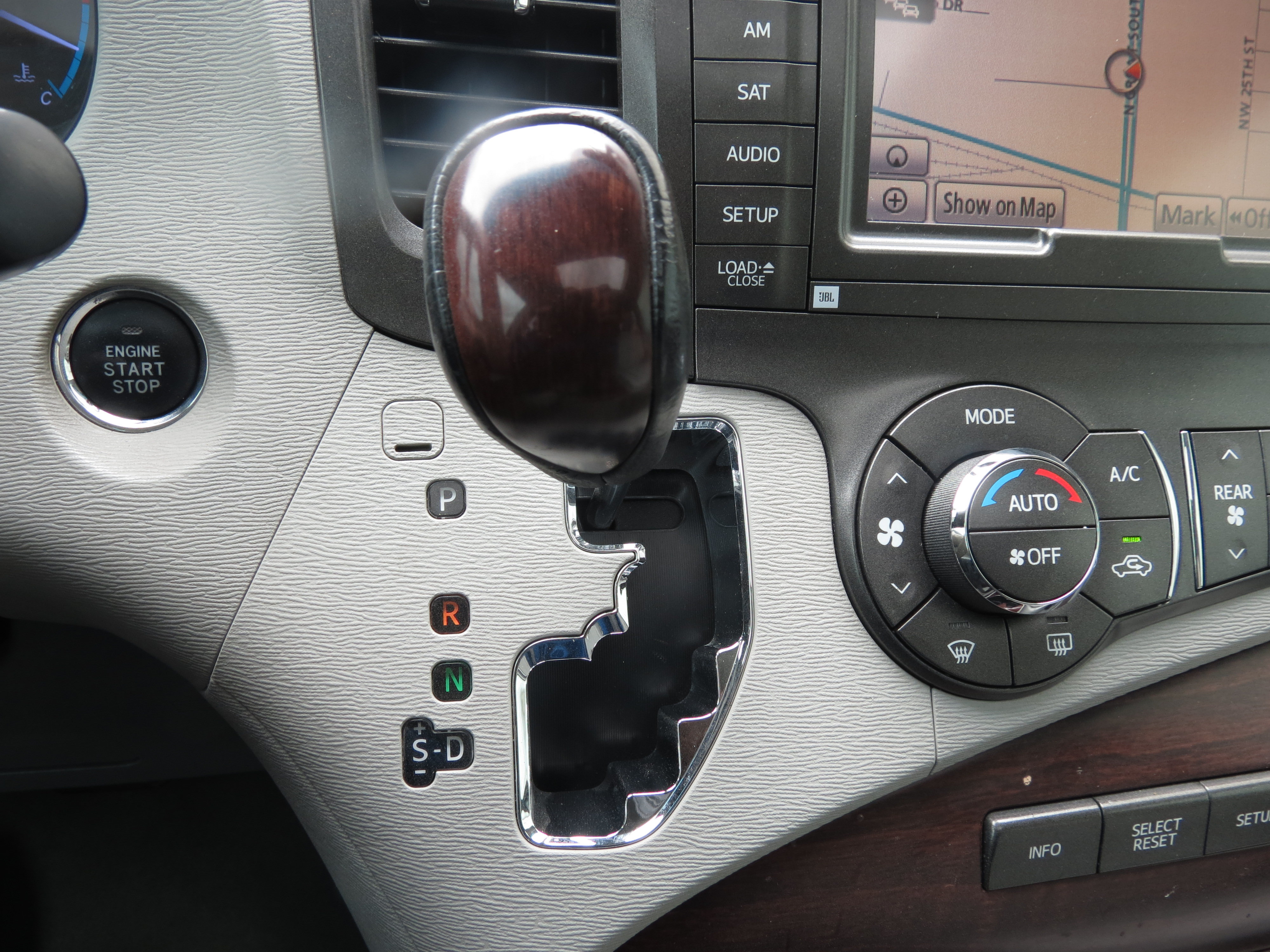 Used 2011 Toyota Sienna Limited w/ Premium Pkg FWD image 22