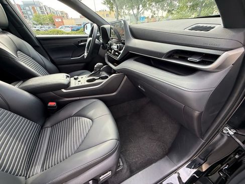 Used 2025 Toyota Highlander XSE AWD/4WD image 42
