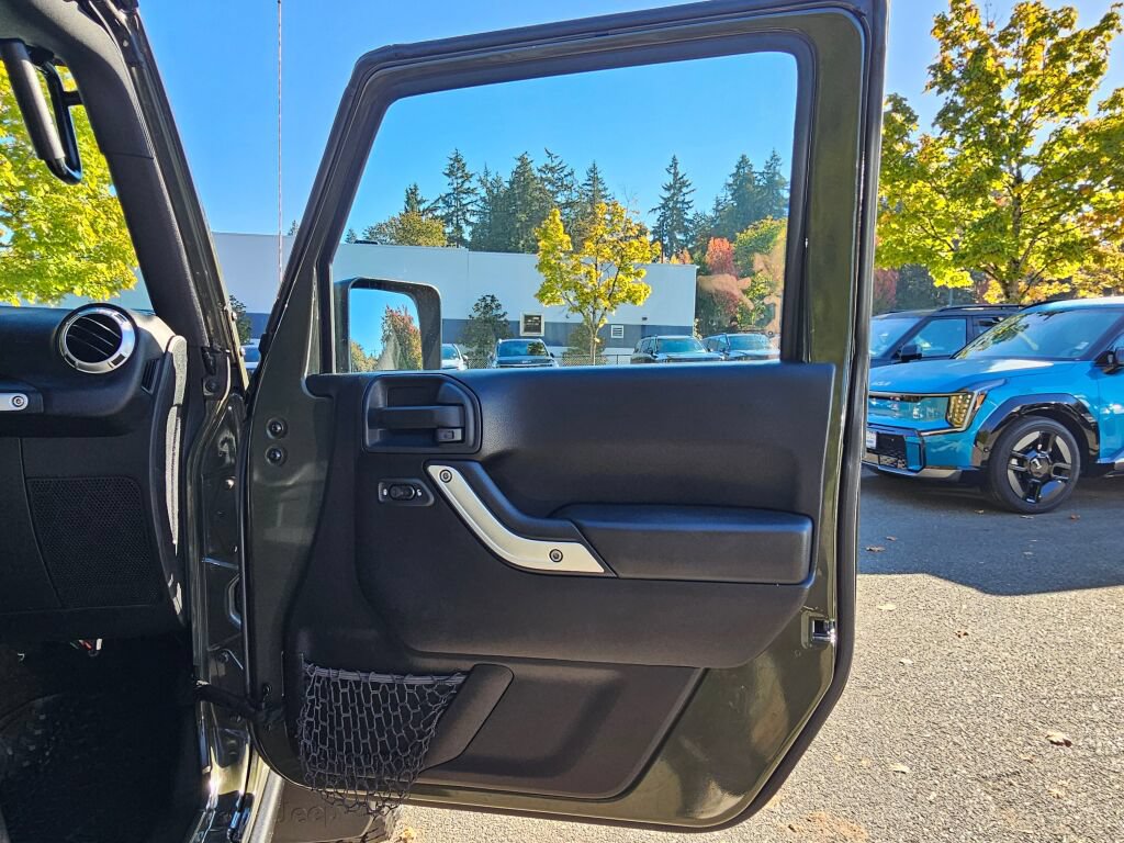 Used 2015 Jeep Wrangler Unlimited Rubicon AWD/4WD image 29