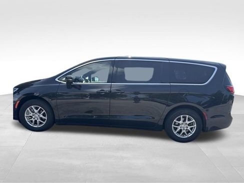 Used 2025 Chrysler Pacifica Select FWD image 7