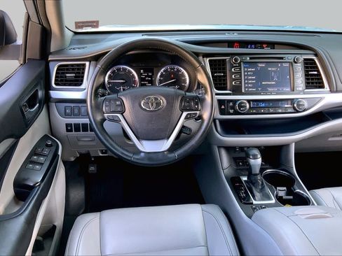 Used 2018 Toyota Highlander XLE AWD/4WD image 6