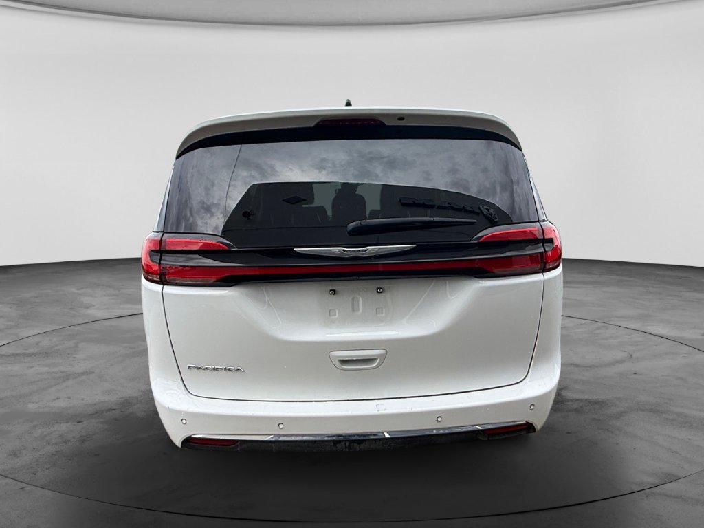 Used 2024 Chrysler Pacifica Touring-L FWD image 8