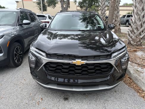 Used 2024 Chevrolet Trax LT FWD image 2