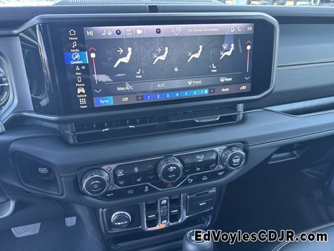 Used 2025 Jeep Wrangler Sahara image 33