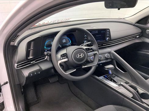 New 2025 Hyundai Elantra SE image 7