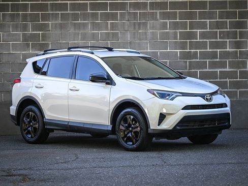 Used 2016 Toyota RAV4 LE FWD image 2