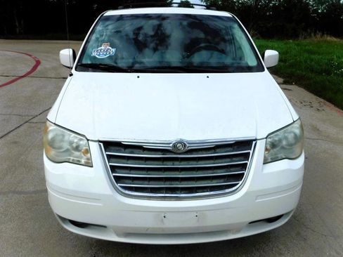 Used 2009 Chrysler Town & Country Touring image 12