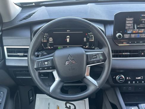 Used 2023 Mitsubishi Outlander SE image 7