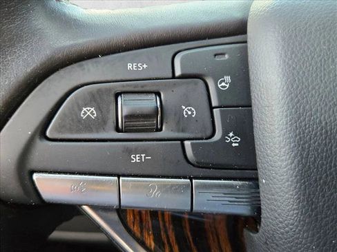 Used 2022 Cadillac Escalade ESV Premium Luxury image 11