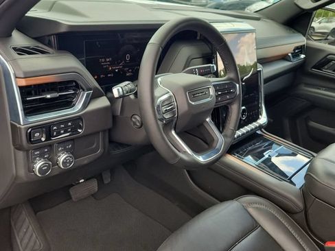 Used 2025 GMC Yukon XL Denali AWD/4WD image 19