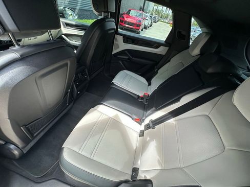 Certified 2024 Porsche Cayenne AWD/4WD image 38