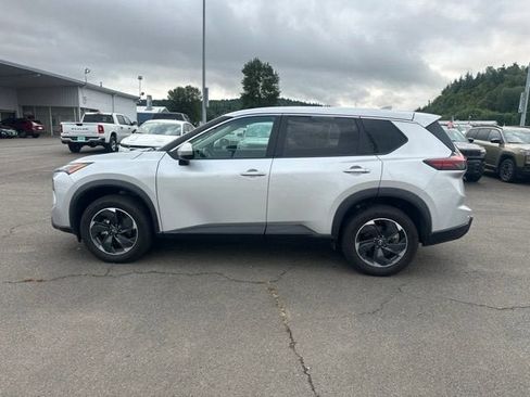Used 2024 Nissan Rogue SV AWD/4WD image 3