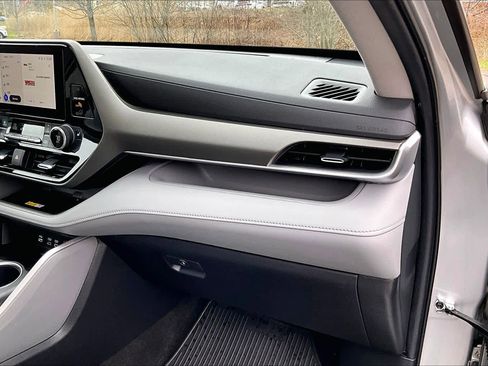 Used 2023 Toyota Highlander XLE AWD/4WD image 19