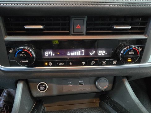 Used 2023 Nissan Rogue SV w/ SV Premium B Package image 30