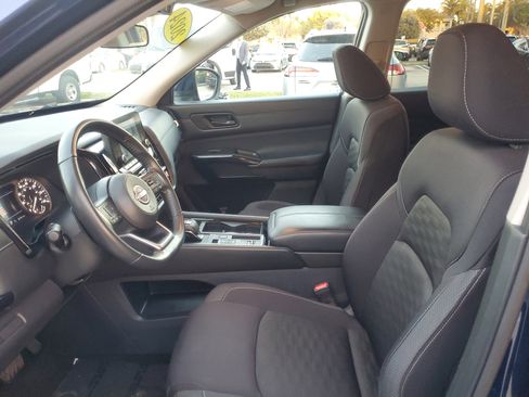 Used 2024 Nissan Pathfinder SV image 16