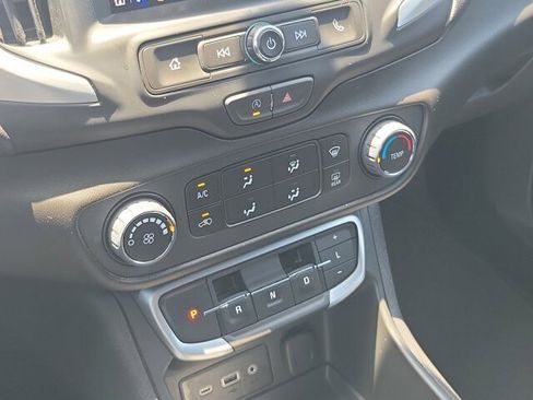 Used 2024 GMC Terrain SLE FWD image 28