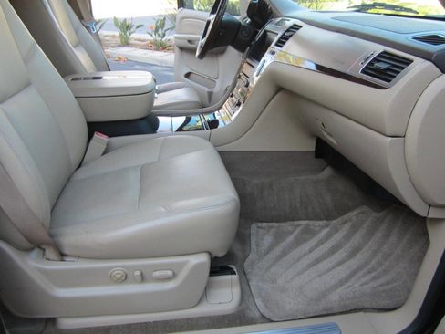 Used 2009 Cadillac Escalade Base AWD 4dr SUV w/V8 Ultra Lu image 24