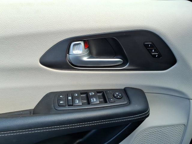 Certified 2024 Chrysler Pacifica Touring-L FWD image 11