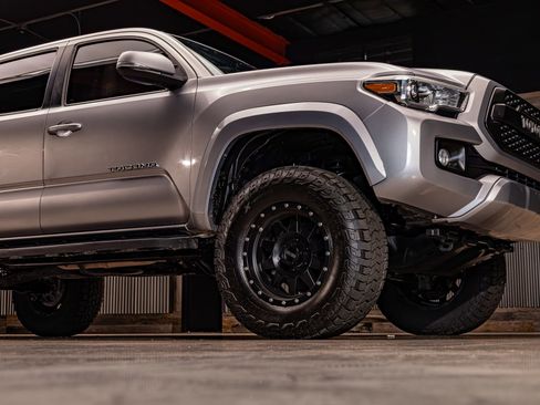 Used 2017 Toyota Tacoma TRD Sport w/ Tow Package (A/T) image 11